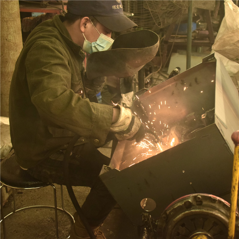 小型扒胎機(jī)拆裝大車(chē)輪胎費(fèi)不費(fèi)